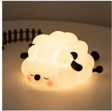 Plume le mouton, veilleuse en silicone allumée